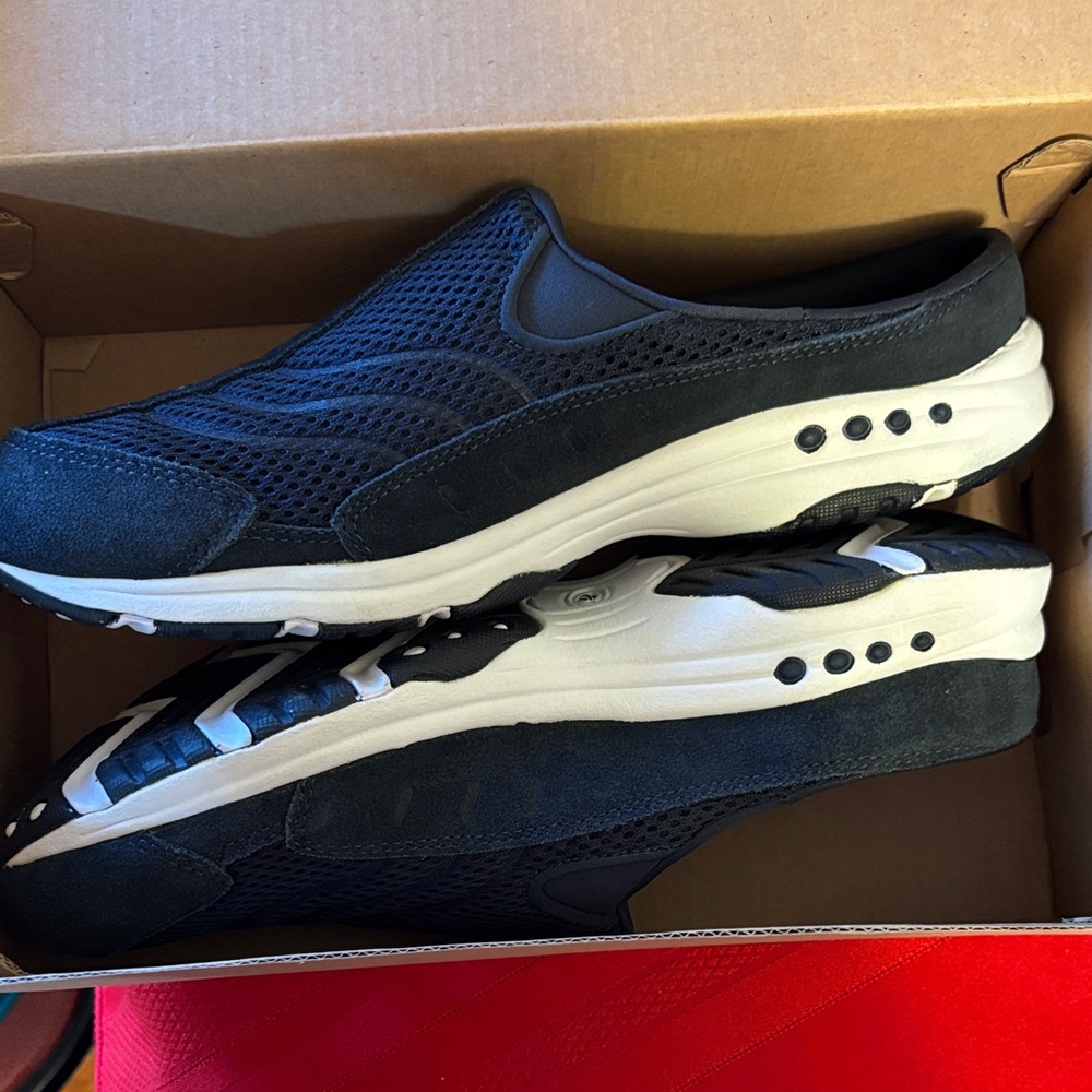 Women’s sz 10 Easy Spirit Navy and White Walking Shoes